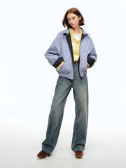 詳細画像: ウォッシュ加工と5ポケットデザインのディテール特写。生地の風合いや細部のデザインが、ヴィンテージ感を強調し、デニムの質感と細見え効果を際立たせています。
モデル画像: ヴィンテージデニムパンツとスニーカーを合わせたカジュアルなスタイル。スリムストレートカットが脚長効果を高め、スタイリッシュでありながら、日常的に着用できるシンプルなデザイン。