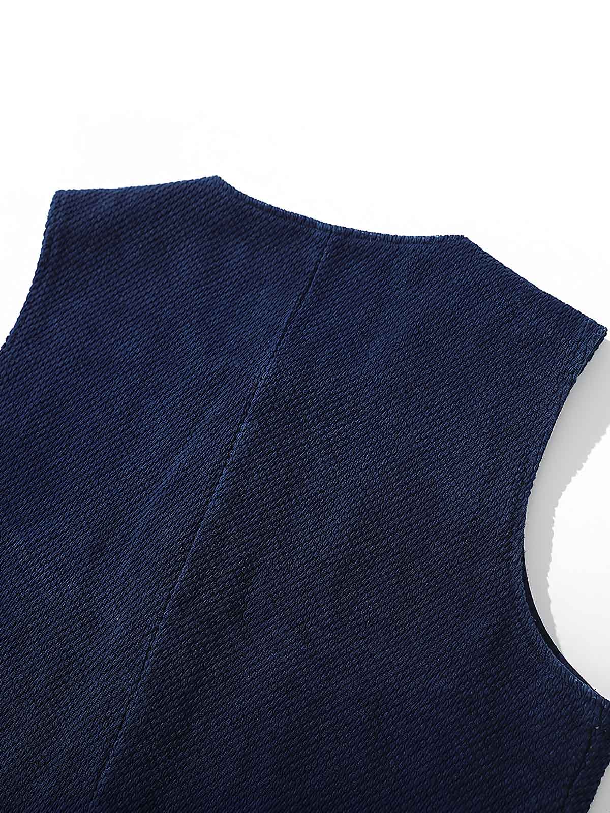 製品画像
真剣道用の550g刺子生地とインディゴ植物染色を使用したヴィンテージワークベスト。深みのあるブルーデザインとクラシックな日本のヴィンテージ感を持ち、広めの多ポケットデザインが日常的な収納の利便性を高めます。
詳細画像
550gの真剣道用刺子生地と手作業で染め上げたインディゴブルーの美しい色合い。内側には高密度コットンオックスフォード生地を使用し、快適性と耐久性が向上。23mmの高級牛角ボタンとCOATSの糸を使用した高品質な仕上がり。