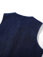 製品画像
真剣道用の550g刺子生地とインディゴ植物染色を使用したヴィンテージワークベスト。深みのあるブルーデザインとクラシックな日本のヴィンテージ感を持ち、広めの多ポケットデザインが日常的な収納の利便性を高めます。
詳細画像
550gの真剣道用刺子生地と手作業で染め上げたインディゴブルーの美しい色合い。内側には高密度コットンオックスフォード生地を使用し、快適性と耐久性が向上。23mmの高級牛角ボタンとCOATSの糸を使用した高品質な仕上がり。