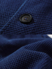 製品画像
真剣道用の550g刺子生地とインディゴ植物染色を使用したヴィンテージワークベスト。深みのあるブルーデザインとクラシックな日本のヴィンテージ感を持ち、広めの多ポケットデザインが日常的な収納の利便性を高めます。
詳細画像
550gの真剣道用刺子生地と手作業で染め上げたインディゴブルーの美しい色合い。内側には高密度コットンオックスフォード生地を使用し、快適性と耐久性が向上。23mmの高級牛角ボタンとCOATSの糸を使用した高品質な仕上がり。