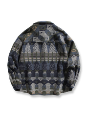 製品画像: ウール混 エスニック ジャカード編み 長袖シャツ。高級感漂うジャカード編みデザインと、柔らかさと保温性を備えたルーズフィットシャツの正面全体展示図。
詳細画像: 落ち着いたトーンのエスニック風ジャカード編みデザインと、丁寧に仕上げられたディテールのクローズアップ。