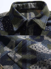 製品画像: ウール混 エスニック ジャカード編み 長袖シャツ。高級感漂うジャカード編みデザインと、柔らかさと保温性を備えたルーズフィットシャツの正面全体展示図。
詳細画像: 落ち着いたトーンのエスニック風ジャカード編みデザインと、丁寧に仕上げられたディテールのクローズアップ。