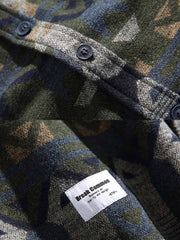 製品画像: ウール混 エスニック ジャカード編み 長袖シャツ。高級感漂うジャカード編みデザインと、柔らかさと保温性を備えたルーズフィットシャツの正面全体展示図。
詳細画像: 落ち着いたトーンのエスニック風ジャカード編みデザインと、丁寧に仕上げられたディテールのクローズアップ。