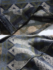 製品画像: ウール混 エスニック ジャカード編み 長袖シャツ。高級感漂うジャカード編みデザインと、柔らかさと保温性を備えたルーズフィットシャツの正面全体展示図。
詳細画像: 落ち着いたトーンのエスニック風ジャカード編みデザインと、丁寧に仕上げられたディテールのクローズアップ。