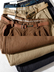 製品画像: ストレッチツイル9分丈テーパードパンツの正面展示画像、ウォッシュド加工で柔らかく快適な着心地を提供するカジュアルなデザイン。
詳細画像: 斜め織りのコットン生地とウォッシュド加工のディテール、ストレッチ素材で快適にフィットし、脚のラインをきれいに見せるテーパードシルエット。