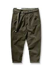 製品画像: ストレッチツイル9分丈テーパードパンツの正面展示画像、ウォッシュド加工で柔らかく快適な着心地を提供するカジュアルなデザイン。
詳細画像: 斜め織りのコットン生地とウォッシュド加工のディテール、ストレッチ素材で快適にフィットし、脚のラインをきれいに見せるテーパードシルエット。