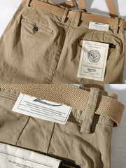 製品画像: ストレッチツイル9分丈テーパードパンツの正面展示画像、ウォッシュド加工で柔らかく快適な着心地を提供するカジュアルなデザイン。
詳細画像: 斜め織りのコットン生地とウォッシュド加工のディテール、ストレッチ素材で快適にフィットし、脚のラインをきれいに見せるテーパードシルエット。