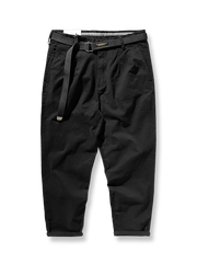 製品画像: ストレッチツイル9分丈テーパードパンツの正面展示画像、ウォッシュド加工で柔らかく快適な着心地を提供するカジュアルなデザイン。
詳細画像: 斜め織りのコットン生地とウォッシュド加工のディテール、ストレッチ素材で快適にフィットし、脚のラインをきれいに見せるテーパードシルエット。