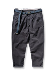 製品画像: ストレッチツイル9分丈テーパードパンツの正面展示画像、ウォッシュド加工で柔らかく快適な着心地を提供するカジュアルなデザイン。
詳細画像: 斜め織りのコットン生地とウォッシュド加工のディテール、ストレッチ素材で快適にフィットし、脚のラインをきれいに見せるテーパードシルエット。