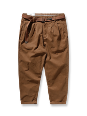 製品画像: ストレッチツイル9分丈テーパードパンツの正面展示画像、ウォッシュド加工で柔らかく快適な着心地を提供するカジュアルなデザイン。
詳細画像: 斜め織りのコットン生地とウォッシュド加工のディテール、ストレッチ素材で快適にフィットし、脚のラインをきれいに見せるテーパードシルエット。