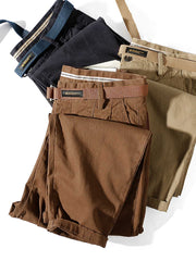 製品画像: ストレッチツイル9分丈テーパードパンツの正面展示画像、ウォッシュド加工で柔らかく快適な着心地を提供するカジュアルなデザイン。
詳細画像: 斜め織りのコットン生地とウォッシュド加工のディテール、ストレッチ素材で快適にフィットし、脚のラインをきれいに見せるテーパードシルエット。