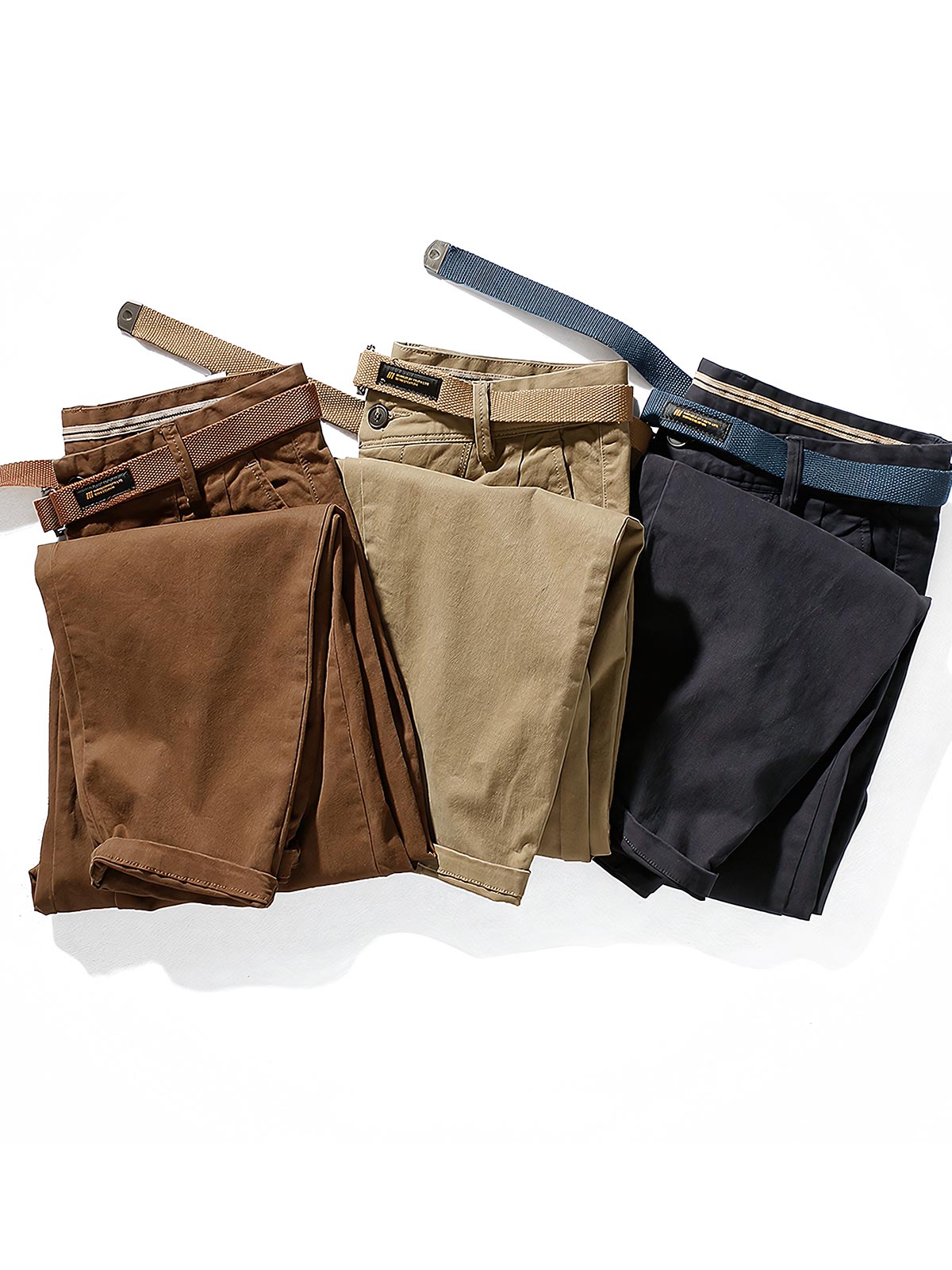 製品画像: ストレッチツイル9分丈テーパードパンツの正面展示画像、ウォッシュド加工で柔らかく快適な着心地を提供するカジュアルなデザイン。
詳細画像: 斜め織りのコットン生地とウォッシュド加工のディテール、ストレッチ素材で快適にフィットし、脚のラインをきれいに見せるテーパードシルエット。