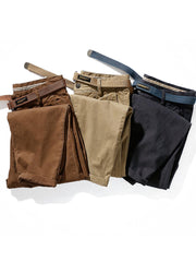 製品画像: ストレッチツイル9分丈テーパードパンツの正面展示画像、ウォッシュド加工で柔らかく快適な着心地を提供するカジュアルなデザイン。
詳細画像: 斜め織りのコットン生地とウォッシュド加工のディテール、ストレッチ素材で快適にフィットし、脚のラインをきれいに見せるテーパードシルエット。