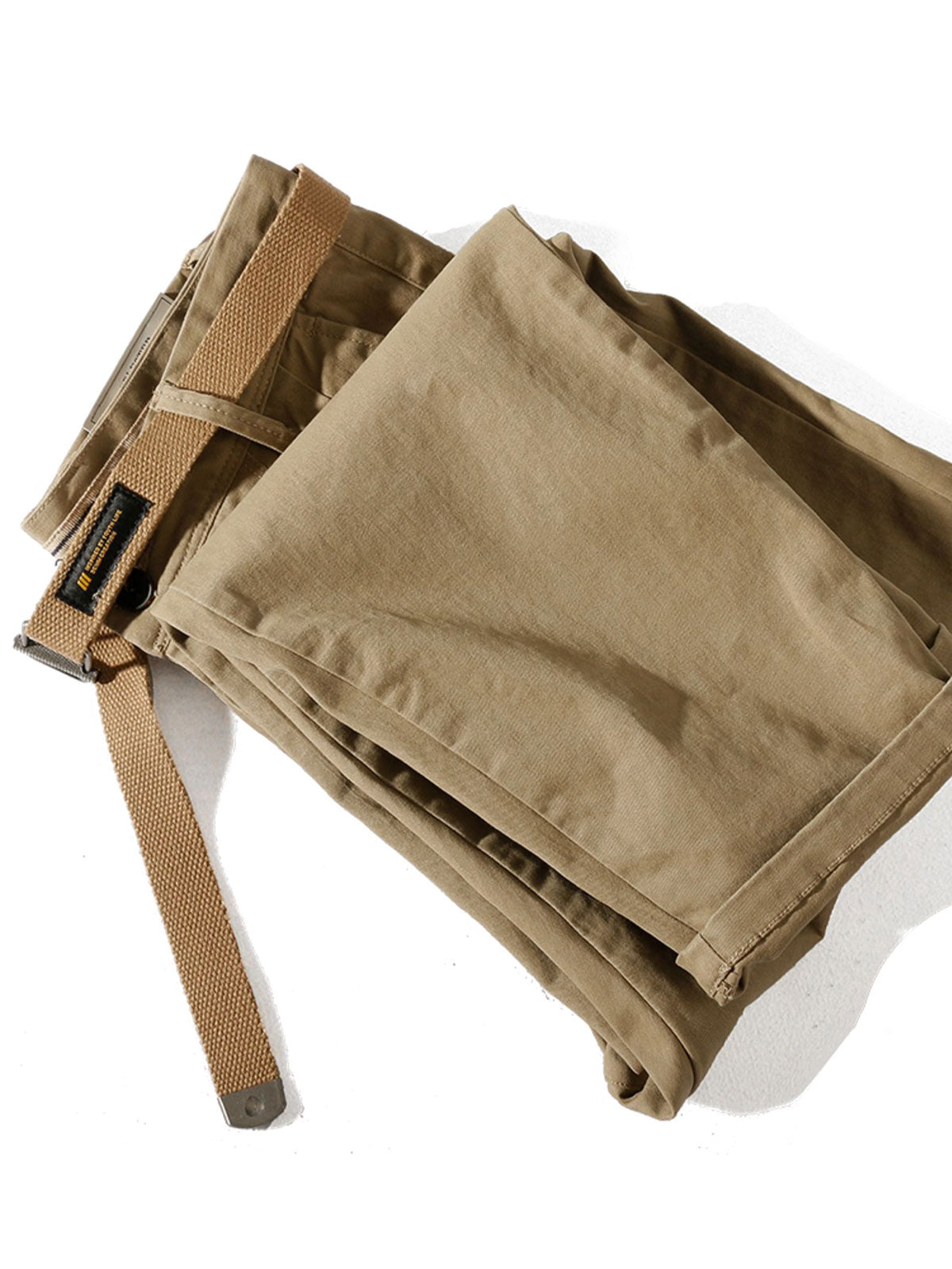 製品画像: ストレッチツイル9分丈テーパードパンツの正面展示画像、ウォッシュド加工で柔らかく快適な着心地を提供するカジュアルなデザイン。
詳細画像: 斜め織りのコットン生地とウォッシュド加工のディテール、ストレッチ素材で快適にフィットし、脚のラインをきれいに見せるテーパードシルエット。