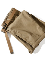 製品画像: ストレッチツイル9分丈テーパードパンツの正面展示画像、ウォッシュド加工で柔らかく快適な着心地を提供するカジュアルなデザイン。
詳細画像: 斜め織りのコットン生地とウォッシュド加工のディテール、ストレッチ素材で快適にフィットし、脚のラインをきれいに見せるテーパードシルエット。