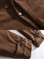 製品画像
「ブラックとコーヒーブラウンの2色展開ヘリンボーン柄中綿ロングコート全体像。クラシックなデザインと優れた保温性を備えた冬の必須アイテム」
詳細画像
「ヘリンボーン柄ロングコートのキルティング加工された内側とクラシックなボタンディテールのクローズアップ」