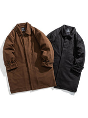 製品画像
「ブラックとコーヒーブラウンの2色展開ヘリンボーン柄中綿ロングコート全体像。クラシックなデザインと優れた保温性を備えた冬の必須アイテム」
詳細画像
「ヘリンボーン柄ロングコートのキルティング加工された内側とクラシックなボタンディテールのクローズアップ」