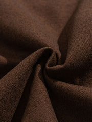 製品画像
「ブラックとコーヒーブラウンの2色展開ヘリンボーン柄中綿ロングコート全体像。クラシックなデザインと優れた保温性を備えた冬の必須アイテム」
詳細画像
「ヘリンボーン柄ロングコートのキルティング加工された内側とクラシックなボタンディテールのクローズアップ」