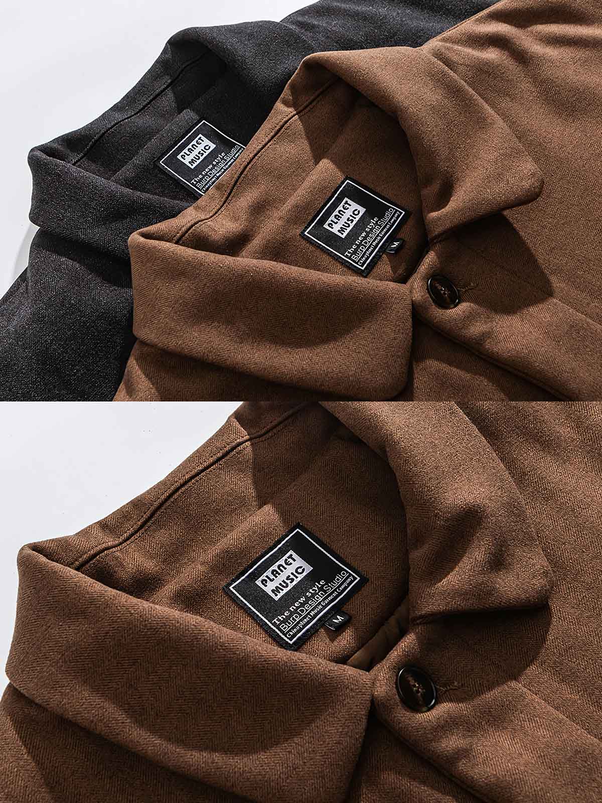 製品画像
「ブラックとコーヒーブラウンの2色展開ヘリンボーン柄中綿ロングコート全体像。クラシックなデザインと優れた保温性を備えた冬の必須アイテム」
詳細画像
「ヘリンボーン柄ロングコートのキルティング加工された内側とクラシックなボタンディテールのクローズアップ」