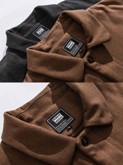 製品画像
「ブラックとコーヒーブラウンの2色展開ヘリンボーン柄中綿ロングコート全体像。クラシックなデザインと優れた保温性を備えた冬の必須アイテム」
詳細画像
「ヘリンボーン柄ロングコートのキルティング加工された内側とクラシックなボタンディテールのクローズアップ」