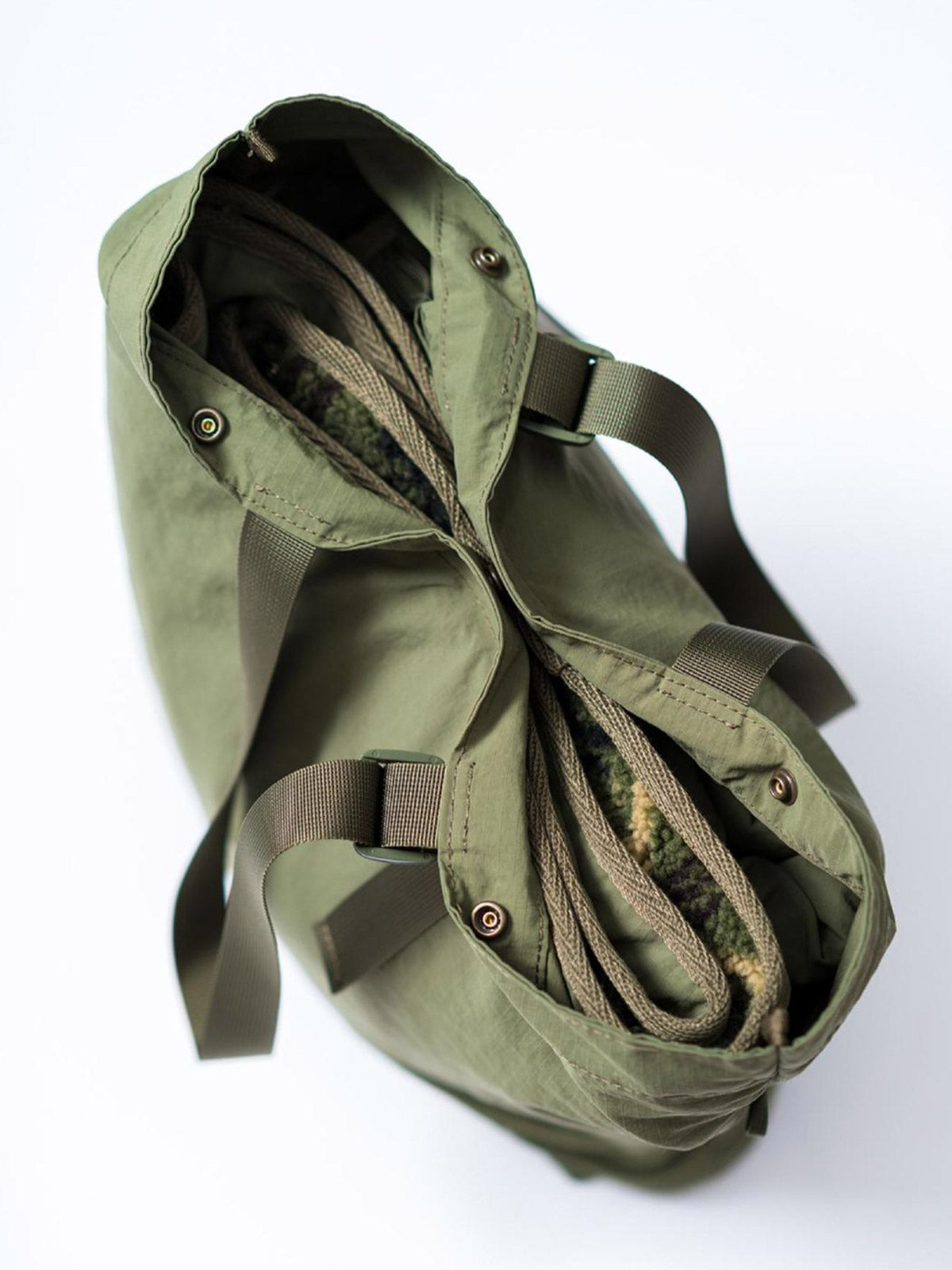 ジャケットとブランケットの組み合わせデザイン、アウトドア向けの保温性と携帯性を備えたフリース素材。