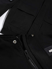 製品画像
クラシックなMA-1フライトジャケットの進化版。ミリタリースタイルと現代的な実用デザインを融合し、刺繍ワッペンや防風・撥水機能が特徴的。アウトドアにも対応できる実用的でファッション性の高いアイテム。
詳細画像
肩と腕に施された複数の刺繍ワッペンが、ミリタリー感を強調。特殊加工を施した生地が防風・撥水機能を提供し、リブ編みの袖口と裾が保温性を高めています。進化したMA-1デザインで、より機能的かつスタイリッシュ。