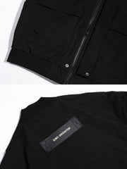 製品画像
クラシックなMA-1フライトジャケットの進化版。ミリタリースタイルと現代的な実用デザインを融合し、刺繍ワッペンや防風・撥水機能が特徴的。アウトドアにも対応できる実用的でファッション性の高いアイテム。
詳細画像
肩と腕に施された複数の刺繍ワッペンが、ミリタリー感を強調。特殊加工を施した生地が防風・撥水機能を提供し、リブ編みの袖口と裾が保温性を高めています。進化したMA-1デザインで、より機能的かつスタイリッシュ。