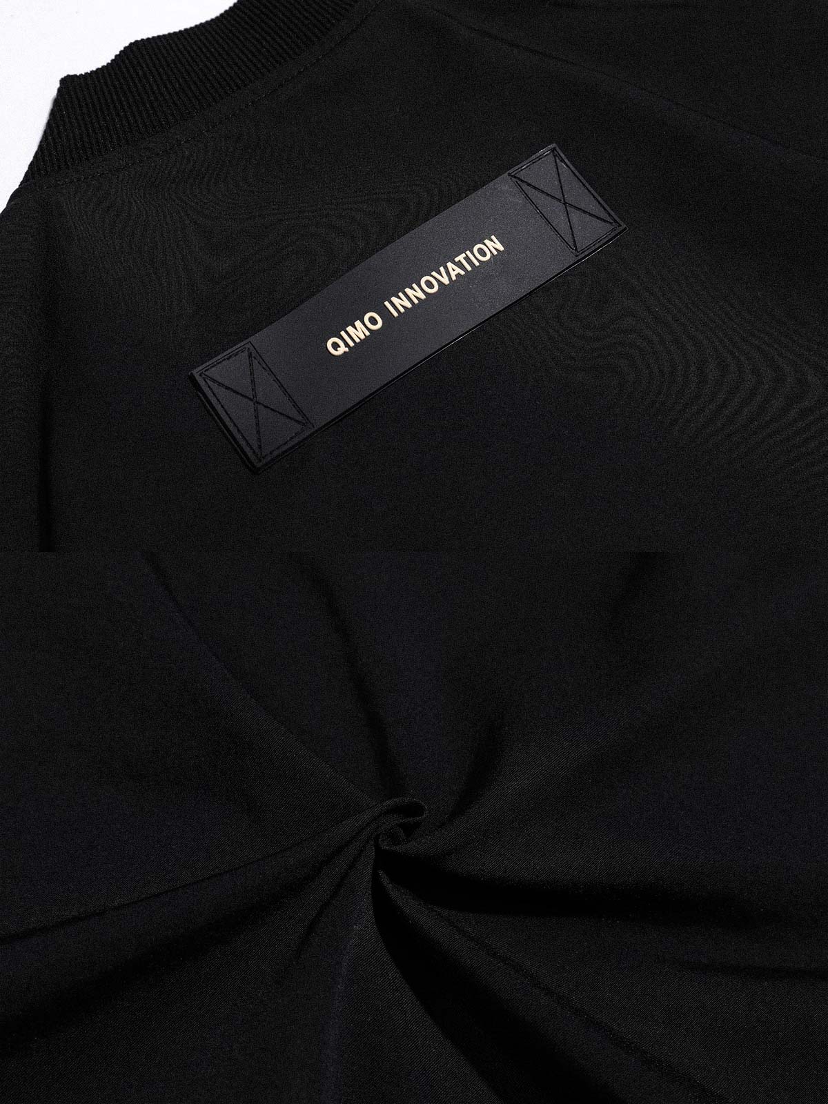 製品画像
クラシックなMA-1フライトジャケットの進化版。ミリタリースタイルと現代的な実用デザインを融合し、刺繍ワッペンや防風・撥水機能が特徴的。アウトドアにも対応できる実用的でファッション性の高いアイテム。
詳細画像
肩と腕に施された複数の刺繍ワッペンが、ミリタリー感を強調。特殊加工を施した生地が防風・撥水機能を提供し、リブ編みの袖口と裾が保温性を高めています。進化したMA-1デザインで、より機能的かつスタイリッシュ。