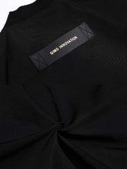 製品画像
クラシックなMA-1フライトジャケットの進化版。ミリタリースタイルと現代的な実用デザインを融合し、刺繍ワッペンや防風・撥水機能が特徴的。アウトドアにも対応できる実用的でファッション性の高いアイテム。
詳細画像
肩と腕に施された複数の刺繍ワッペンが、ミリタリー感を強調。特殊加工を施した生地が防風・撥水機能を提供し、リブ編みの袖口と裾が保温性を高めています。進化したMA-1デザインで、より機能的かつスタイリッシュ。