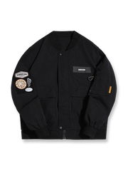 製品画像
クラシックなMA-1フライトジャケットの進化版。ミリタリースタイルと現代的な実用デザインを融合し、刺繍ワッペンや防風・撥水機能が特徴的。アウトドアにも対応できる実用的でファッション性の高いアイテム。
詳細画像
肩と腕に施された複数の刺繍ワッペンが、ミリタリー感を強調。特殊加工を施した生地が防風・撥水機能を提供し、リブ編みの袖口と裾が保温性を高めています。進化したMA-1デザインで、より機能的かつスタイリッシュ。