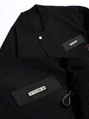 製品画像
クラシックなMA-1フライトジャケットの進化版。ミリタリースタイルと現代的な実用デザインを融合し、刺繍ワッペンや防風・撥水機能が特徴的。アウトドアにも対応できる実用的でファッション性の高いアイテム。
詳細画像
肩と腕に施された複数の刺繍ワッペンが、ミリタリー感を強調。特殊加工を施した生地が防風・撥水機能を提供し、リブ編みの袖口と裾が保温性を高めています。進化したMA-1デザインで、より機能的かつスタイリッシュ。