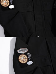 製品画像
クラシックなMA-1フライトジャケットの進化版。ミリタリースタイルと現代的な実用デザインを融合し、刺繍ワッペンや防風・撥水機能が特徴的。アウトドアにも対応できる実用的でファッション性の高いアイテム。
詳細画像
肩と腕に施された複数の刺繍ワッペンが、ミリタリー感を強調。特殊加工を施した生地が防風・撥水機能を提供し、リブ編みの袖口と裾が保温性を高めています。進化したMA-1デザインで、より機能的かつスタイリッシュ。