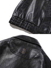 製品画像:
クラシックな3本ラインデザインの高級PUレザージャケット。ミラードデザインと柔らかな手触りのPUレザーを使用し、現代的でファッショナブルな雰囲気を演出。エラスティックデザインの袖口と裾で防風性も高め、秋冬シーズンに最適。
詳細画像:
高級PUレザーのジャケット、3本ラインデザインで現代的なスタイルに。肩部分の滑らかなカッティングとゆったりシルエットが、カジュアルで快適な着心地を提供。袖口と裾のエラスティックデザインが防風性を向上。