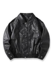 製品画像:
クラシックな3本ラインデザインの高級PUレザージャケット。ミラードデザインと柔らかな手触りのPUレザーを使用し、現代的でファッショナブルな雰囲気を演出。エラスティックデザインの袖口と裾で防風性も高め、秋冬シーズンに最適。
詳細画像:
高級PUレザーのジャケット、3本ラインデザインで現代的なスタイルに。肩部分の滑らかなカッティングとゆったりシルエットが、カジュアルで快適な着心地を提供。袖口と裾のエラスティックデザインが防風性を向上。