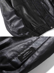 製品画像:
クラシックな3本ラインデザインの高級PUレザージャケット。ミラードデザインと柔らかな手触りのPUレザーを使用し、現代的でファッショナブルな雰囲気を演出。エラスティックデザインの袖口と裾で防風性も高め、秋冬シーズンに最適。
詳細画像:
高級PUレザーのジャケット、3本ラインデザインで現代的なスタイルに。肩部分の滑らかなカッティングとゆったりシルエットが、カジュアルで快適な着心地を提供。袖口と裾のエラスティックデザインが防風性を向上。