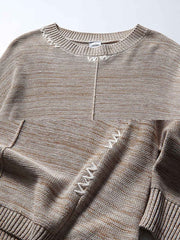 製品画像
グレージュ色とオリーブグリーンの切り替えデザインが特徴的なハンドステッチニットセーター、精緻な手作業で仕上げられ、アクリルとコットンの混紡素材で快適な着心地と暖かさを提供
詳細画像
精緻な手作業によるハンドステッチが施されたニットセーター、グレージュとオリーブグリーンの色のコントラストが美しく、アクリル50%とコットン50%の混紡素材で、肌触りが良く、通気性も優れたデザイン