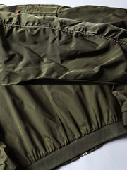 製品画像:
フライトジャケットとデニムの要素を融合したパッチワークデザイン。クラシックなフライトジャケットのカッティングに、デニム素材のラペルと前立てを組み合わせ、個性的で鮮明なレイヤード感を演出。耐久性のある素材で仕立てられ、秋冬シーズンに適した防風性を持つ多用途ジャケット。
詳細画像:
デニムとフライトジャケットを融合させたユニークなパッチワークデザイン。伸縮性のある袖口と裾で快適な着心地を提供し、機能的なポケットが実用性を兼ね備える。耐久性のある表地で、風を防ぎつつ、秋冬の季節に最適。