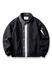 製品画像:
フライトジャケットとデニムの要素を融合したパッチワークデザイン。クラシックなフライトジャケットのカッティングに、デニム素材のラペルと前立てを組み合わせ、個性的で鮮明なレイヤード感を演出。耐久性のある素材で仕立てられ、秋冬シーズンに適した防風性を持つ多用途ジャケット。
詳細画像:
デニムとフライトジャケットを融合させたユニークなパッチワークデザイン。伸縮性のある袖口と裾で快適な着心地を提供し、機能的なポケットが実用性を兼ね備える。耐久性のある表地で、風を防ぎつつ、秋冬の季節に最適。