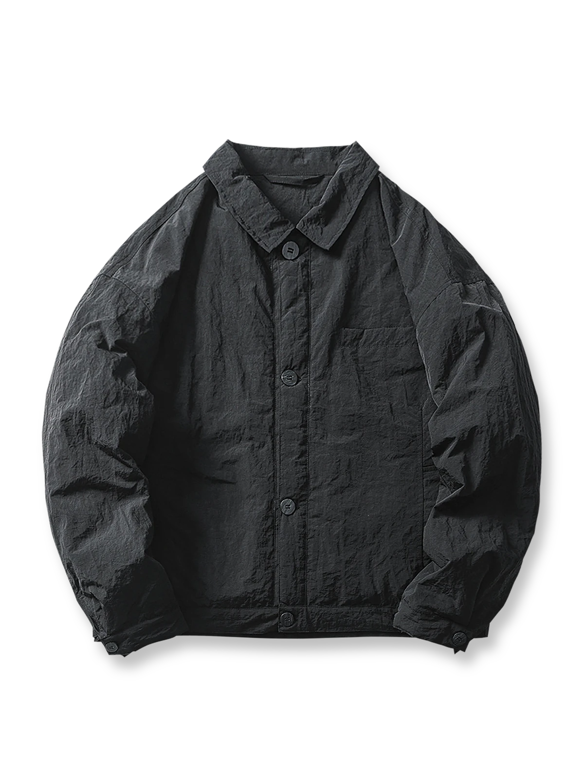製品画像
「シワ感 開襟 ワーク 中綿ジャケットの全体像。クラシックな開襟デザインとシワ感素材が特徴の防風・保温性に優れたレトロワークスタイルジャケット」
詳細画像
「シワ感 開襟 ワーク 中綿ジャケットの胸ポケットと開襟デザインのディテール。耐久性と実用性を兼ね備えた素材感のクローズアップ」