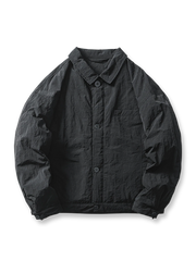 製品画像
「シワ感 開襟 ワーク 中綿ジャケットの全体像。クラシックな開襟デザインとシワ感素材が特徴の防風・保温性に優れたレトロワークスタイルジャケット」
詳細画像
「シワ感 開襟 ワーク 中綿ジャケットの胸ポケットと開襟デザインのディテール。耐久性と実用性を兼ね備えた素材感のクローズアップ」