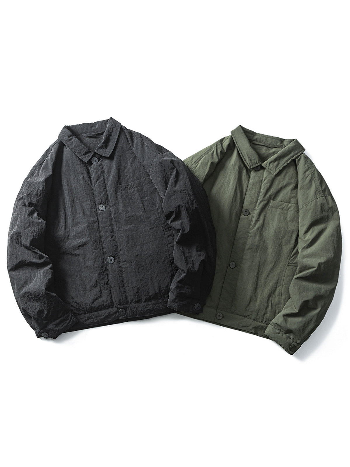 製品画像
「シワ感 開襟 ワーク 中綿ジャケットの全体像。クラシックな開襟デザインとシワ感素材が特徴の防風・保温性に優れたレトロワークスタイルジャケット」
詳細画像
「シワ感 開襟 ワーク 中綿ジャケットの胸ポケットと開襟デザインのディテール。耐久性と実用性を兼ね備えた素材感のクローズアップ」