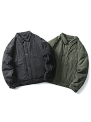 製品画像
「シワ感 開襟 ワーク 中綿ジャケットの全体像。クラシックな開襟デザインとシワ感素材が特徴の防風・保温性に優れたレトロワークスタイルジャケット」
詳細画像
「シワ感 開襟 ワーク 中綿ジャケットの胸ポケットと開襟デザインのディテール。耐久性と実用性を兼ね備えた素材感のクローズアップ」