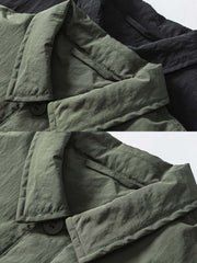 製品画像
「シワ感 開襟 ワーク 中綿ジャケットの全体像。クラシックな開襟デザインとシワ感素材が特徴の防風・保温性に優れたレトロワークスタイルジャケット」
詳細画像
「シワ感 開襟 ワーク 中綿ジャケットの胸ポケットと開襟デザインのディテール。耐久性と実用性を兼ね備えた素材感のクローズアップ」