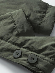 製品画像
「シワ感 開襟 ワーク 中綿ジャケットの全体像。クラシックな開襟デザインとシワ感素材が特徴の防風・保温性に優れたレトロワークスタイルジャケット」
詳細画像
「シワ感 開襟 ワーク 中綿ジャケットの胸ポケットと開襟デザインのディテール。耐久性と実用性を兼ね備えた素材感のクローズアップ」