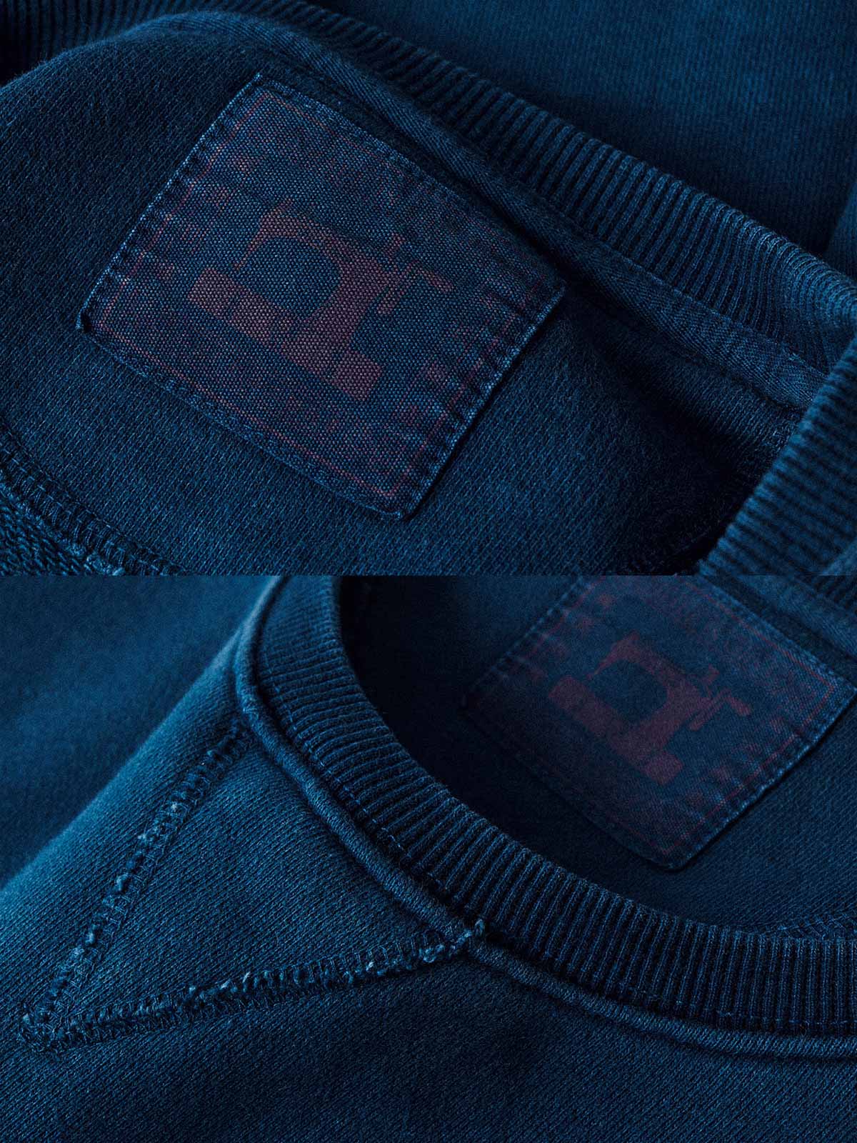 製品画像:
伝統的な手作業による植物藍染めグラデーションスウェットシャツ。450gのコーマコットンパイル生地を使用し、厚手で柔らかく、快適な着心地。特殊酵素ウォッシュ加工でヴィンテージ感を加え、自然な色の層が特徴。
詳細画像:
450gコーマコットンパイル生地のスウェットシャツ、植物藍染めによる自然なグラデーションと、特殊酵素ウォッシュ加工で仕上げた繊細なヴィンテージ感。手作業による製造で、職人のこだわりが詰まった一着。