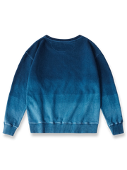 製品画像:
伝統的な手作業による植物藍染めグラデーションスウェットシャツ。450gのコーマコットンパイル生地を使用し、厚手で柔らかく、快適な着心地。特殊酵素ウォッシュ加工でヴィンテージ感を加え、自然な色の層が特徴。
詳細画像:
450gコーマコットンパイル生地のスウェットシャツ、植物藍染めによる自然なグラデーションと、特殊酵素ウォッシュ加工で仕上げた繊細なヴィンテージ感。手作業による製造で、職人のこだわりが詰まった一着。