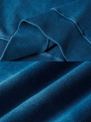 製品画像:
伝統的な手作業による植物藍染めグラデーションスウェットシャツ。450gのコーマコットンパイル生地を使用し、厚手で柔らかく、快適な着心地。特殊酵素ウォッシュ加工でヴィンテージ感を加え、自然な色の層が特徴。
詳細画像:
450gコーマコットンパイル生地のスウェットシャツ、植物藍染めによる自然なグラデーションと、特殊酵素ウォッシュ加工で仕上げた繊細なヴィンテージ感。手作業による製造で、職人のこだわりが詰まった一着。