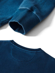 製品画像:
伝統的な手作業による植物藍染めグラデーションスウェットシャツ。450gのコーマコットンパイル生地を使用し、厚手で柔らかく、快適な着心地。特殊酵素ウォッシュ加工でヴィンテージ感を加え、自然な色の層が特徴。
詳細画像:
450gコーマコットンパイル生地のスウェットシャツ、植物藍染めによる自然なグラデーションと、特殊酵素ウォッシュ加工で仕上げた繊細なヴィンテージ感。手作業による製造で、職人のこだわりが詰まった一着。