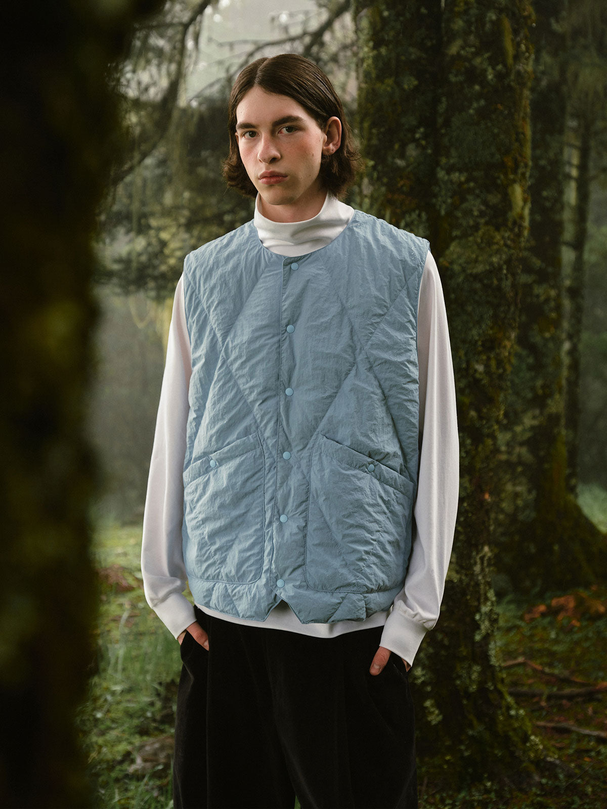 詳細画像: ダイヤキルティングデザインと撥水加工素材のディテール展示 - 冬のアウターに最適なスタイリッシュなデザイン。
モデル画像: モデル着用のレイヤードスタイルのダウンベスト - アウトドアやデイリーコーデにぴったりの万能アイテム。