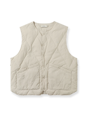 製品画像: 撥水加工ダイヤキルティングダウンベスト全体展示 - 防水機能があり、90%ホワイトダックダウンを使用した高品質ダウンベスト。
詳細画像: ダイヤキルティングデザインと撥水加工素材のディテール展示 - 冬のアウターに最適なスタイリッシュなデザイン。